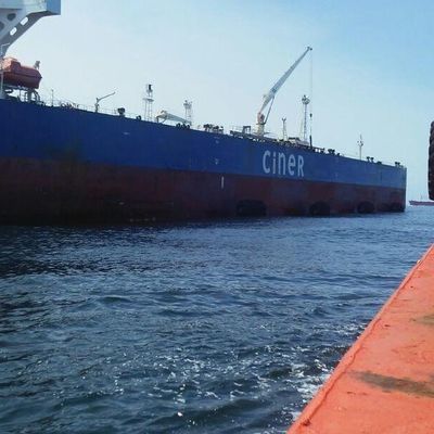 Czarny pneumatyczny błotnik morski o wysokiej szczelności Yokohama