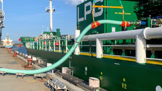 SHIP TO SHIP Wzmocniony wąż używany w doku nabrzeża do transportu ropy naftowej