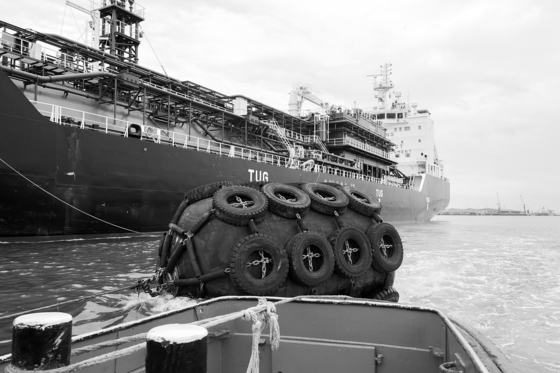 50KPa 80KPa Yokohama Pneumatyczny gumowy fender z łańcuchem i siecią opon