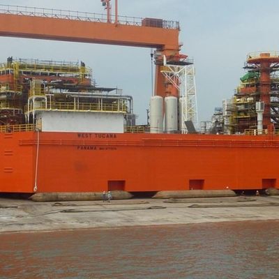 Statek o wymiarach 1,2 m * 12 m uruchamia nadmuchiwane gumowe poduszki powietrzne